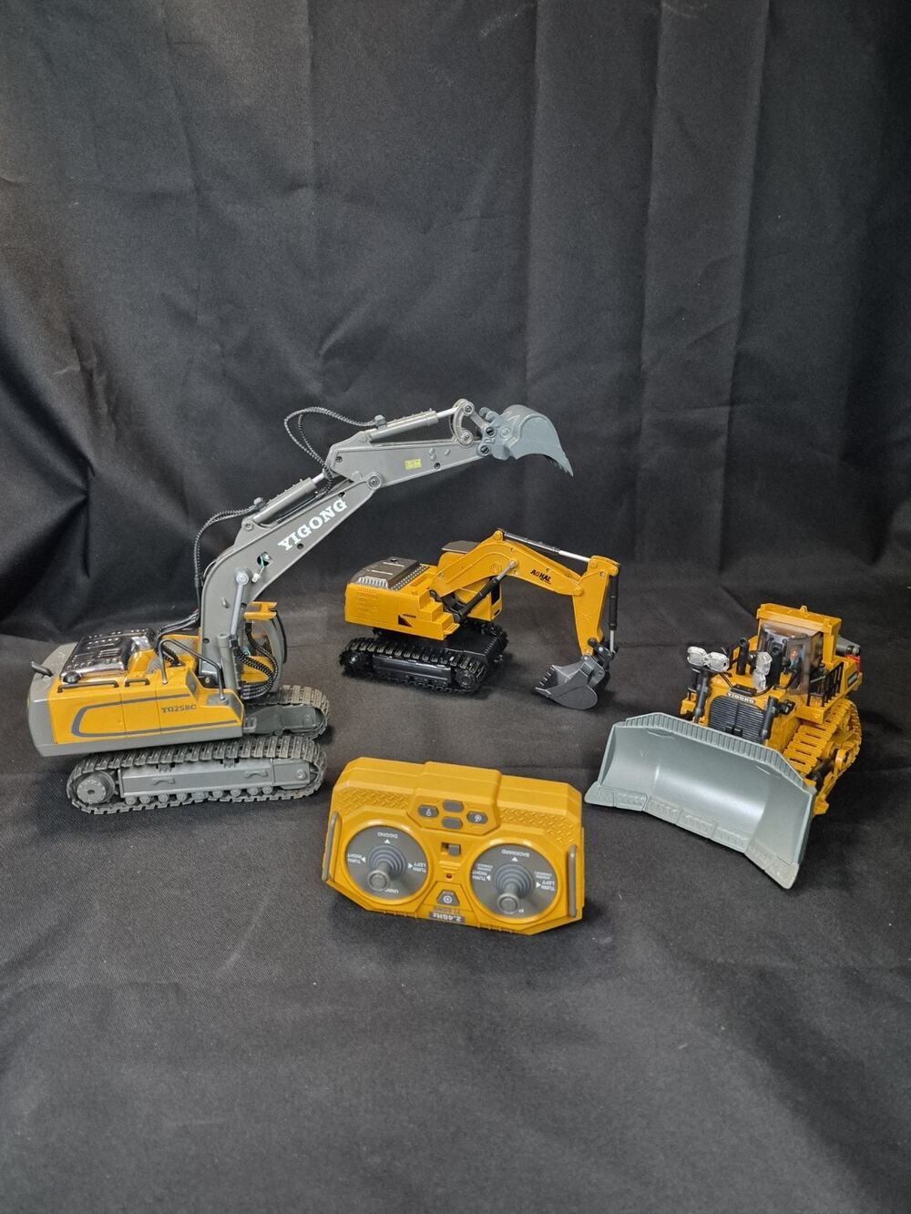 YIgong Yg AOHAI RC Excavator Toy CONSTRUCTION, with 1 Controller, All Untested